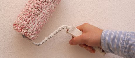 Wand wird mit der Farbrolle gestrichen