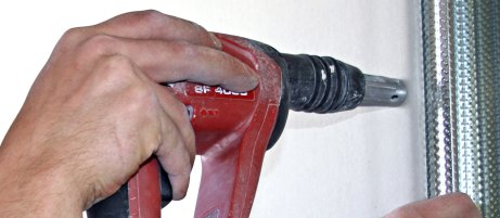 Trockenbau: Platte wird am Metallprofil verschraubt