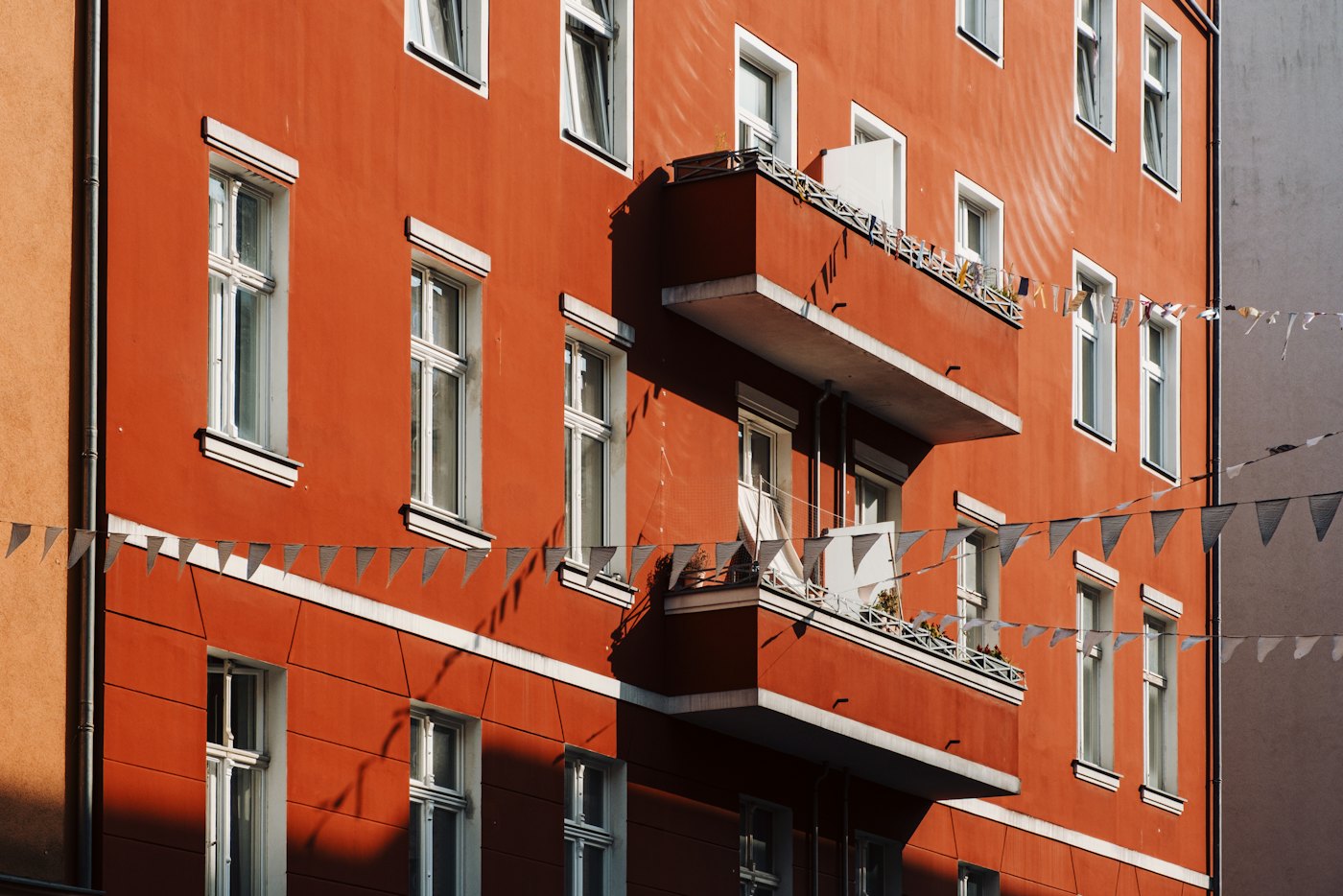 Fassade eines Mehrfamilienhauses mit Balkonen